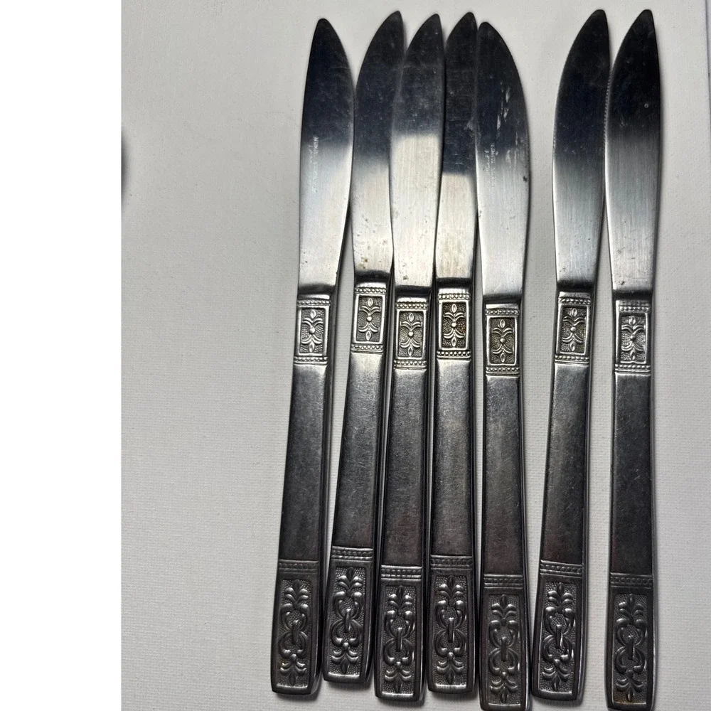 Customcraft Flatware Set 32pc Service for 8 Silver Good Scroll Pattern Taiwan